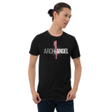 Model mit Arch Angel T-Shirt / Flammenschwert